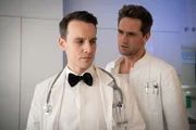 Dr. Sebastian Sander (Oliver Franck, r.) hat ein ernstes Wort mit Dr. Jan Kühnert (Marc Dumitru) zu reden. Dr. Sebastian Sander (Oliver Franck, r.) hat ein ernstes Wort mit Dr. Jan Kühnert (Marc Dumitru) zu reden.