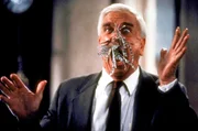 Drebins (Leslie Nielsen) Nase befindet sich in einer misslichen Lage: Ein fleischfressender Zierfisch des Industriellen Vincent Ludwig hat sich an ihr festgebissen ...