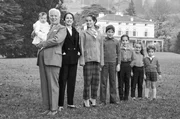 Charlie Chaplin mit seiner Familie im Garten seines Hauses Manoir de Ban im Jahr 1957 Charlie Chaplin mit seiner Familie im Garten seines Hauses Manoir de Ban im Jahr 1957