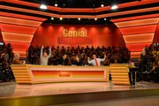 Hella von Sinnen (l.), Wigald Boning (2.v.r.), Kaya Yanar (3.v.r.), Ralf Schmitz (3.v.l.) und Luke Mockridge (2.v.l.) beantworten skurrile und witzige Fragen der Zuschauer, die von Hugo Egon Balder (r.) gestellt werden ...