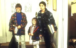 Seine unkonventionelle Art die Ehe zu retten, beeindruckt Lydia (Lisa Jakub, r.), Chris (Matthew Lawrence, l.) und Natalie (Mara Wilson, M.) stark. Sie beschlie&szlig;en, ihrem Vater zu helfen ...