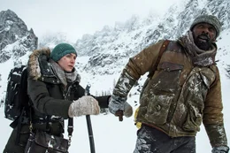 Alex Martin (Kate Winslet, l.); Ben Bass (Idris Elba, r.)