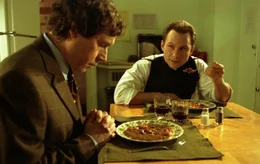 Der Topjurist Henry McCaran (Stephen Rea, (l.)) soll das nach dem Mord angeschlagene Image der Kirche wiederherstellen. Priester Daniel Clemens (Christian Slater, (r.)) steht ihm dabei zur Seite.