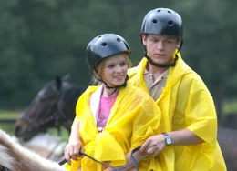 Weil Erik (Marlon Kittel, r.) mit Klassensch&ouml;nheit Mira (Jennifer Ulrich, l.) eine intensive Reitstunde verbringt, muss er dies bitterlich b&uuml;&szlig;en ...