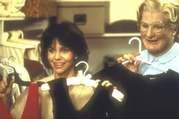 Bereits nach wenigen Tagen l&auml;sst sich Miranda (Sally Field, l.) gerne auch in privaten Dingen von Mrs. Doubtfire (Robin Williams, r.) beraten ...