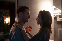 Johanna (Karin Hanczewski) bringt Philipp (Louis Nitsche) den langsamen Walzer bei, und er macht ihr dabei einen &uuml;berraschenden und verwerflichen Vorschlag.