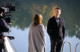 Arbeitsfoto: Louis Nitsche und Karin Hanczewski am See.