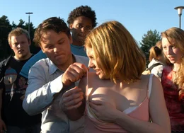 Als der neue Mitsch&uuml;ler Erik von Br&uuml;ckenstein (Marlon Kittel, l.) vor versammelter Klasse Nessies (Josefine Preu&szlig;, r.) Geheimnis der vollen Br&uuml;ste enth&uuml;llt, schl&auml;gt die Klassensprecherin gnadenlos zur&uuml;ck ...