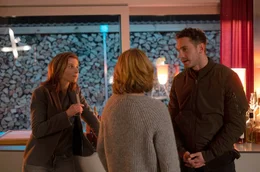 Von Johanna (Karin Hanczewski) provoziert, wartet Henriette (Corinna Harfouch) darauf, dass Philipp (Louis Nitsche) ihr erz&auml;hlt, was er bisher verschwiegen hat.