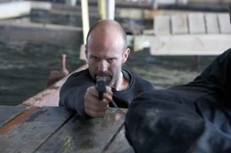 Ger&auml;t ins blutige Visier seiner Auftraggeber: Auftragskiller Arthur Bishop (Jason Statham) ...