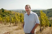 Felix Prinz zu Salm-Salm im Weinberg.