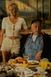 Hat es die attraktive Krankenschwester Molly (Olivia d'Abo, l.) auf das Erbe des gebrechlichen Million&auml;rs Joe (Kirk Douglas, r.) abgesehen? Sie gibt sich jedenfalls reichlich M&uuml;he dem gebrechlichen Mann zu gefallen und seine Familie auszustechen ...; Hat es die attraktive Krankenschwester Molly (Olivia d'Abo, l.) auf das Erbe des gebrechlichen Million&auml;rs Joe (Kirk Douglas, r.) abgesehen? Sie gibt sich jedenfalls reichlich M&uuml;he dem gebrechlichen Mann zu gefallen und seine Familie auszustechen ...
