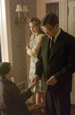 Edward Wilsons (Matt Damon, r.) Familienleben mit seiner Frau Clover (Angelina Jolie, M.) und Sohn Edward jr. (Austin Williams, l.) ist kompliziert.