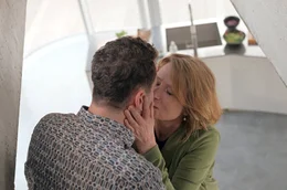 Henriette (Corinna Harfouch) hat sich verliebt. Dass Philipp (Louis Nitsche) so viel j&uuml;nger ist als sie, macht ihr Freude.
