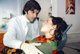 Annabelle (Elena Uhlig, r.) l&auml;sst nichts unversucht, ihrem Traummann (Pasquale Aleardi, l.) n&auml;her zu kommen ...