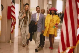 Die bew&auml;hrten Gaunerkollegen (v.l.n.r.) Loretta (Sheryl Lee Ralph), Van Dyke (Sonny "Jim" Gaines) und Armando (Victor Rivers, r.) stehen dem frischgebackenen Abgeordneten Thomas Jefferson Johnson (Eddie Murphy, 2. v. r.) auf dem glatten Washingtoner Parkett in gewohnter Weise bei ...