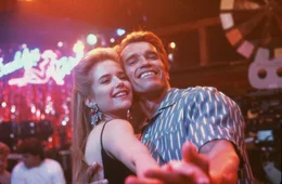 Mit 27 Jahren noch immer eine m&auml;nnliche Jungfrau: Julius Benedict (Arnold Schwarzenegger, r.) ...