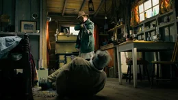 Westernlady Susan (Katrin Sass) m&ouml;chte das Greenhorn Harry (Wolfgang Stumph) aus der Blockh&uuml;tte verjagen.