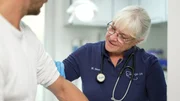 Land&auml;rztin Michaela George mit einem Patienten.