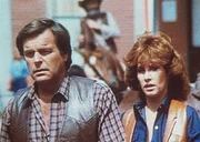Jennifer (Stefanie Powers, r.) und Jonathan (Robert Wagner, l.) gehen den merkwürdigen Vorgängen in dem Touristenort Goldtown auf den Grund - und stellen fest, dass die Goldfunde noch lange nicht erschöpft sind ... Jennifer (Stefanie Powers, r.) und Jonathan (Robert Wagner, l.) gehen den merkwürdigen Vorgängen in dem Touristenort Goldtown auf den Grund - und stellen fest, dass die Goldfunde noch lange nicht erschöpft sind ...