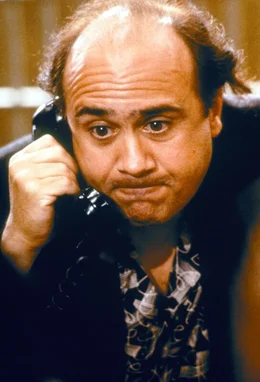 Vincent (Danny DeVito) ist eines von zwei Kindern, die durch ein genetisches Experiment als Zwillinge von sechs Samenspendern auf die Welt kamen.