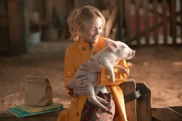 Bevor Fern (Dakota Fanning) zur Schule geht, macht sie noch einen kleinen Abstecher auf die Zuckermann-Farm, um nach dem kleinen Wilbur zu schauen und ihn noch einmal herzlich zu knuddeln.