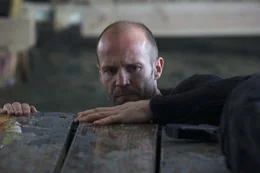 Eines Tages erh&auml;lt Auftragskiller Arthur Bishop (Jason Statham) den Auftrag, seinen direkten Vorgesetzten und Freund aus dem Weg zu r&auml;umen. Weil jedoch Schuldgef&uuml;hle an ihm nagen, beschlie&szlig;t er, dessen ungeratenen Sohn, in einen veritablen Profim&ouml;rder zu verwandeln. Ein fataler Fehler ...