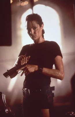 Lara Croft (Angelina Jolie) ist auf der Jagd nach der kosmischen Uhr, die ihr Powell gestohlen hat.