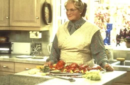 Nach kurzer Zeit ist die resolute Mrs. Doubtfire (Robin Williams, M.) v&ouml;llig in den Alltag der Familie eingebunden.