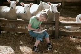 Die kleine Fern Arable (Dakota Fanning) w&auml;chst beh&uuml;tet auf der Farm ihrer Eltern auf. Ihre liebsten Spielgef&auml;hrten sind die zahlreichen Tiere, mit denen sie sehr viel Zeit verbringt.