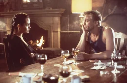 L-R: Lara Croft (Angelina Jolie) und Alex West (Daniel Craig).