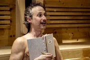 Michael Ostrowski sucht Entspannung in der Sauna