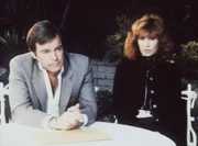 Bei einem Besuch der Witwe des Unfallopfers ahnen Jonathan (Robert Wagner, l.) und Jennifer (Stefanie Powers, r.), dass diese Versicherungsbetrug begehen will ...