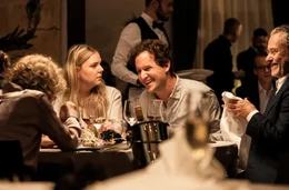 Wolfgang (Rolf Kanies, re.), Julius (Moritz von Treuenfels), Marie (Ricarda Seifried, mi.) und &Aacute;ngela (Marita Breuer, li.) haben einen geselligen Abend im Restaurant.; WDR Fernsehen AXIOM, Spielfilm, Deutschland 2022, am Donnerstag (14.11.24) um 23:30 Uhr. Wolfgang (Rolf Kanies, re.), Julius (Moritz von Treuenfels), Marie (Ricarda Seifried, mi.) und &Aacute;ngela (Marita Breuer, li.) haben einen geselligen Abend im Restaurant. &copy; WDR/Bon Voyage Films GmbH/Martin Valentin Menke, honorarfrei - Verwendung gem&auml;&szlig; der AGB im engen inhaltlichen, redaktionellen Zusammenhang mit genannter WDR-Sendung bei Nennung "Bild: WDR/Bon Voyage Films GmbH/Martin Valentin Menke" (S2+). WDR Kommunikation/Redaktion Bild, K&ouml;ln, Tel: 0221/220 -7132 oder -7133, Fax: -777132, bildkommunikation@wdr.de