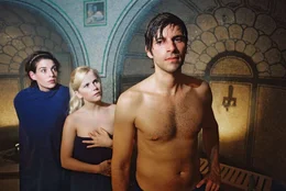 Annabelle (Elena Uhlig, l.) trifft in der Sauna nicht nur ihren Daniel (Pasquale Aleardi, r.), sondern auch dessen "Bekannte" Yvonne (Michaela Schaffrath, M.).