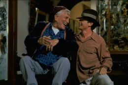 Der wohlhabende Onkel Joe (Kirk Douglas, l.) wird von seiner gesamten Familie umgarnt, denn alle spekulieren auf ein gro&szlig;es Erbe. Danny (Michael J. Fox, r.) ist bereit, so einiges zu tun, um sich bei dem alten, gebrechlichen Mann einzuschmeicheln ...