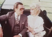 Jennifer (Stefanie Powers, r.) hat sich als Schriftstellerin und Jonathan (Robert Wagner, l.) als ihr Sekret&auml;r getarnt, damit ihr ehemaliger Professor nicht enttarnt wird. Ungl&uuml;cklicherweise haben sie nicht mit einem rabiaten Verehrer des Dozenten gerechnet ...