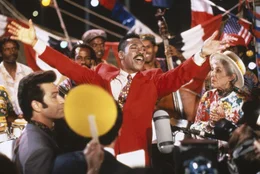 Als Senator Jeff Johnson bei einem Seitensprung das Zeitliche segnet, kandidiert der Gauner Thomas Jefferson Johnson (Eddie Murphy, M.) dreist an Stelle des verstorbenen Namensvetters - und gewinnt die Wahl ...