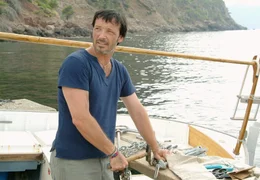 Mati (Michael Roll) repariert sein Boot, als er Hanna und Lili entdeckt.; ARD Degeto DER TRAUM IHRES LEBENS, am Mittwoch (20.11.24) um 01:50 Uhr im ERSTEN. Mati (Michael Roll) repariert sein Boot, als er Hanna und Lili entdeckt. &copy; ARD Degeto/Frank W. Hempel, honorarfrei - Verwendung gem&auml;&szlig; der AGB im engen inhaltlichen, redaktionellen Zusammenhang mit genannter Degeto-Sendung und bei Nennung "Bild: ARD Degeto/Frank W. Hempel" (S2). ARD Degeto/Programmplanung und Presse, Tel: 069/1509-335, degeto-presse@degeto.de