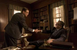 Edward (Matt Damon, l.) besucht seinen Geheimdienst-Mentor Bill Sullivan (Robert De Niro, r.).