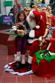 Lily (Aubrey Anderson-Emmons) mit Santa Claus (Charley Koontz)