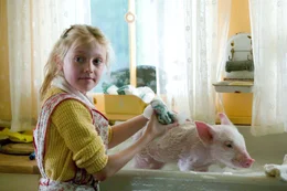 So ein kleines Schwein kann nat&uuml;rlich nicht wissen, wie man sich nach dem Toben im Schlamm wieder sauber bekommt. Gl&uuml;cklicherweise wei&szlig; Fern (Dakota Fanning), wie man kleine Racker s&auml;ubert ...