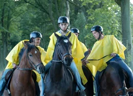Kaum startet die Klasse zu einem Reitausflug, wird auch schon Outsider Utz (Tom Lass, M.) von seinen beiden Widersachern Diego (Mark Dimant, r.) und Klaus (Philipp Danne, l.) in die Mangel genommen ...