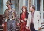 Der Sheriff des Touristenortes Goldtown (Rory Calhoun, l.) zeigt Jennifer (Stefanie Powers, M.) und Jonathan (Robert Wagner, r.) die Sehenswürdigkeiten seines Städtchens. Nicht ahnend, dass dort böse Kräfte ihr Unwesen treiben ... Der Sheriff des Touristenortes Goldtown (Rory Calhoun, l.) zeigt Jennifer (Stefanie Powers, M.) und Jonathan (Robert Wagner, r.) die Sehenswürdigkeiten seines Städtchens. Nicht ahnend, dass dort böse Kräfte ihr Unwesen treiben ...