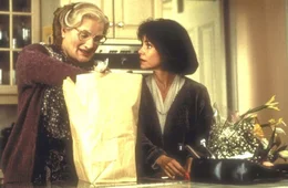Der Traum einer jeden berufst&auml;tigen Mutter (Sally Field, r.) wird wahr: Mrs. Doubtfire (Robin Williams, l.) ...