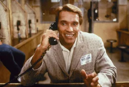 Kann es kaum glauben, dass er einen Zwillingsbruder hat: Julius (Arnold Schwarzenegger) wuchs bisher nur von Wissenschaftlern beh&uuml;tet auf einer Insel auf.