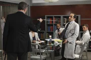 Das Team f&uuml;hrt mal wieder Diskussionen, wie im Fall des "Ritters" William vorgegangen werden soll: House (Hugh Laurie, vorne), Taub (Peter Jacobson, 2.v.r.), Chase (Jesse Spencer, r.) und Foreman (Epps Omar, hinten) ...