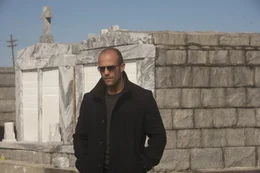 Als Auftragskiller ist Arthur Bishop (Jason Statham) h&ouml;chst erfolgreich: K&uuml;hl, pr&auml;zise und knallhart erledigt er seine Jobs - und immer allein. Doch dann muss er seinen Mentor und Freund t&ouml;ten ...