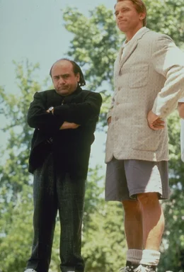 Julius (Arnold Schwarzenegger, r.) und Vincent (Danny DeVito, l.) sind Zwillinge - wenn auch unterschiedlichster Bauart, da sie das Resultat eines dubiosen genetischen Experiments sind ...