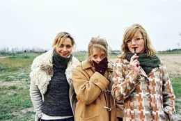 Die drei Freundinnen (v.l.n.r.: Catherine Flemming, Anna B&ouml;ttcher, Nina Petri) trauen ihren Augen nicht: Ihre Freunde vollf&uuml;hren einen Indianertanz.